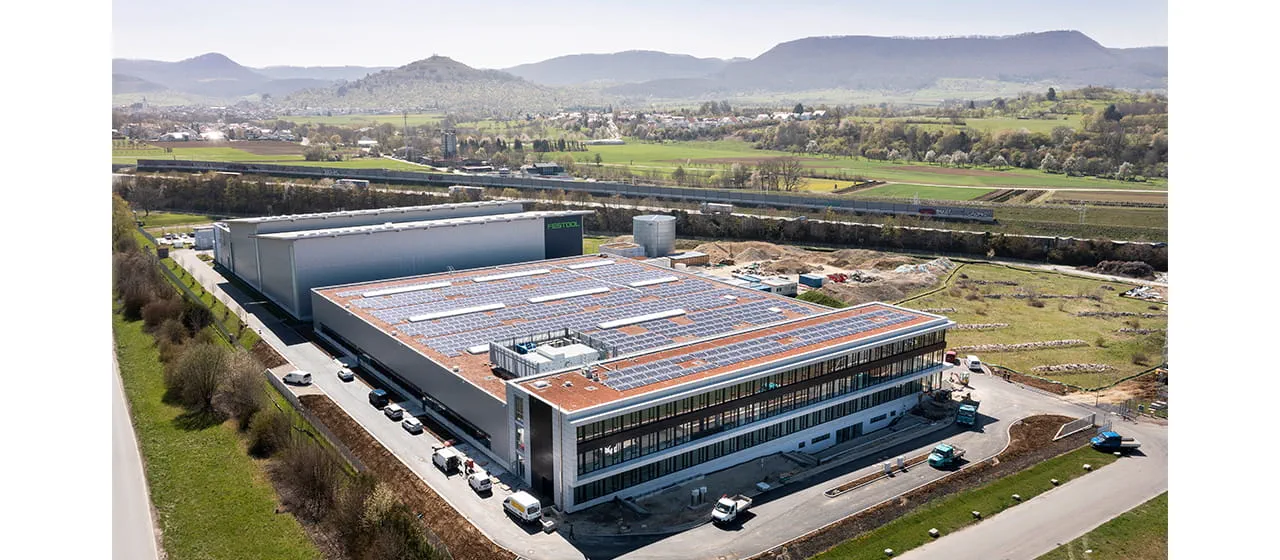 Een kijkje van bovenaf op de nieuwe montagefabriek met het fotovoltaïsche zonnesysteem