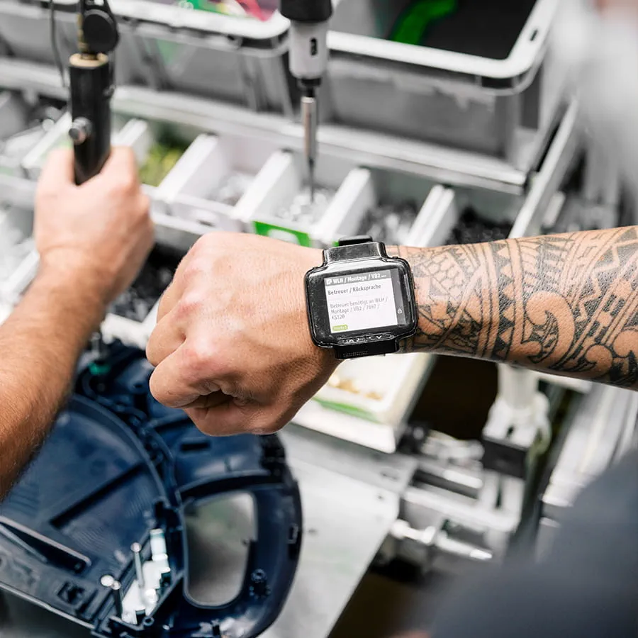 Via smartwatches worden storingen of fouten in de productielijn doorgegeven.