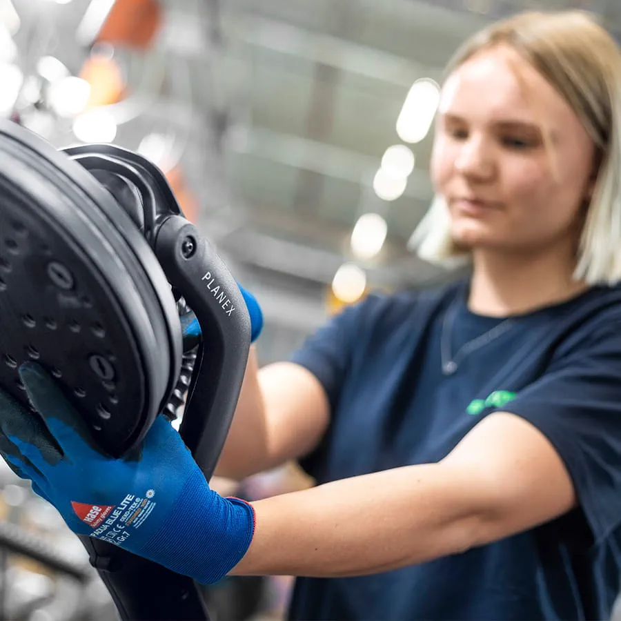 In de royale fabriek monteren medewerkers aan moderne werkstations elektrische machines.