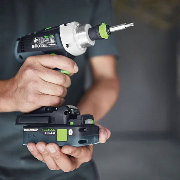 Accupack aan Festool-accu-schroefboormachine aanbrengen.