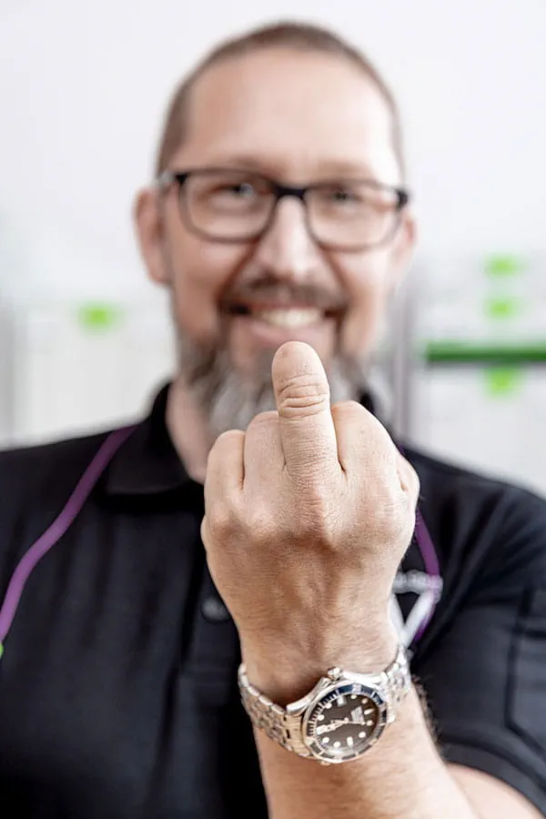Ambachtsman Johannes Feldhoff met een snijverwonding