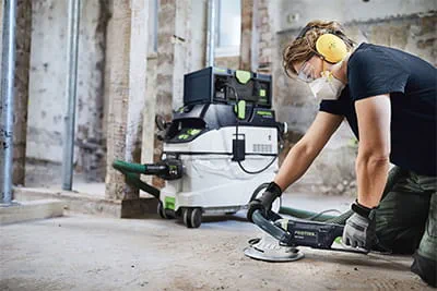 Nadja Körbel - vloerenlegger en Festool scholingsinstructrice geeft praktische tips voor het voorbereiden van vloeren: Snel verwijderen van beton, dekvloer en afwerklagen op harde ondergronden met de renovatieslijpmachine RENOFIX RG 130.
