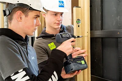 Rob Kouwenberg met zijn leerring en gereedschap van Festool