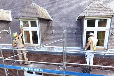 Mannen aan het werk aan de gevel