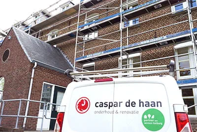 Werkvoertuig met logo van Caspar De Haan