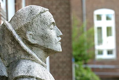 Verweerd stenen standbeeld