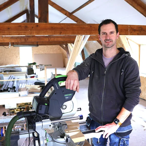 Craftsman Gerjo Polinder met de KAPEX KS 60 afkortzaag 