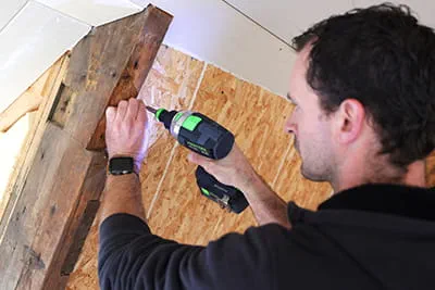 Craftsman Gerjo Polinder met de Festool accuboormachine met KickBack-Stop functie