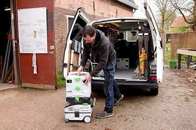 Ambachtsman Gerjo Polinder laadt de Festool modulaire afzuig mobiel