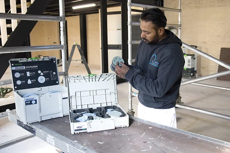 Salim Smits met een selectie schuurpapier van Festool