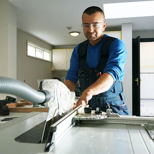 Vladimir Yankov schaft in juli de TKS80 zaagtafel van Festool aan.
