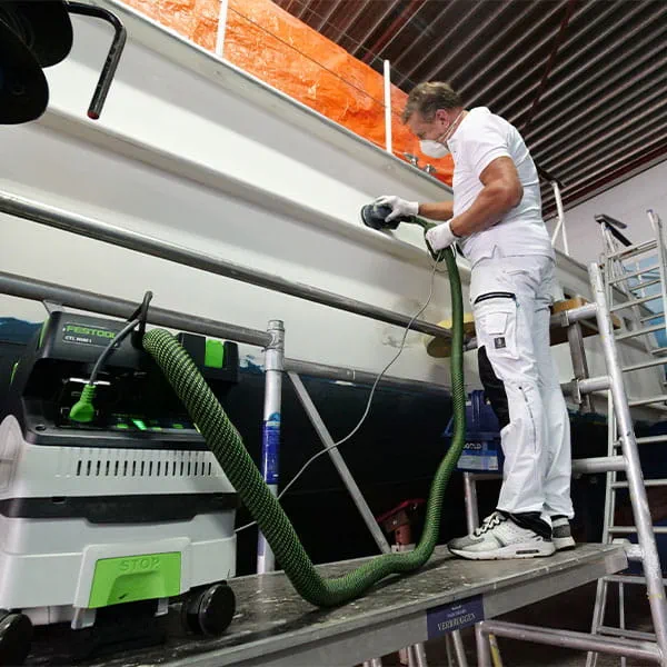 Jan Verbruggen brengt de schepen weer in optimale conditie.