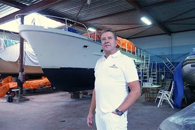 Jan Verbruggen in zijn werkplaats.