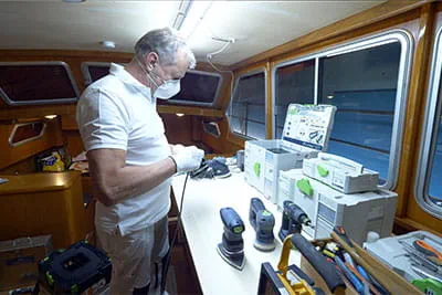 Hij heeft wat Festool apparaten.