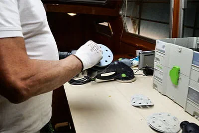 Jan verwisselt de schuurplaten.