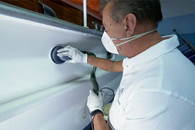 Voor de stalen boeg van een schip gebruikt hij de excentrische schuurmachine RO 150 FEQ.