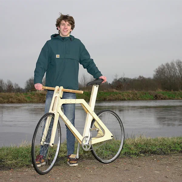 Jinte Hoekstra toont trots zijn zelfgemaakte houten fiets
