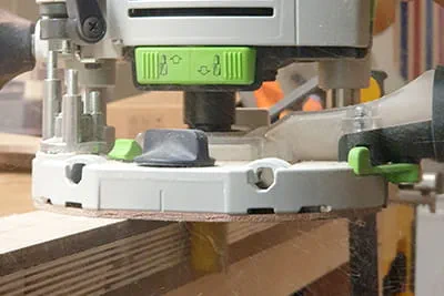 Detailopname van houtbewerking met de Festool bovenfrees OF 1010 R