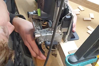 Jinte Hoekstra concentreert zich tijdens het werken met de Festool bovenfrees OF 1010 R