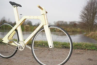 De afgewerkte houten fiets