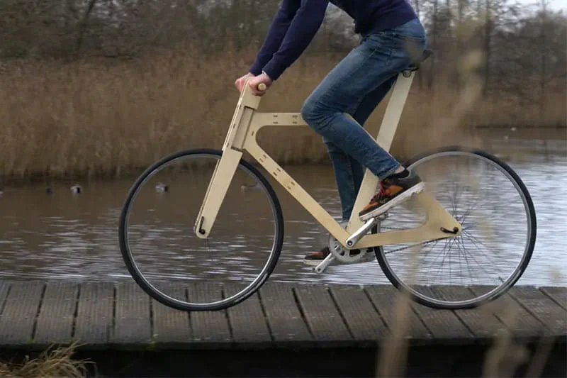 Jinte Hoekstra en zijn houten fiets