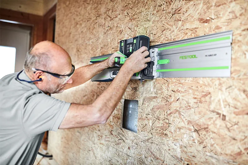 De nieuwe geleiderail FS 2.0 in gebruik tegen de wand