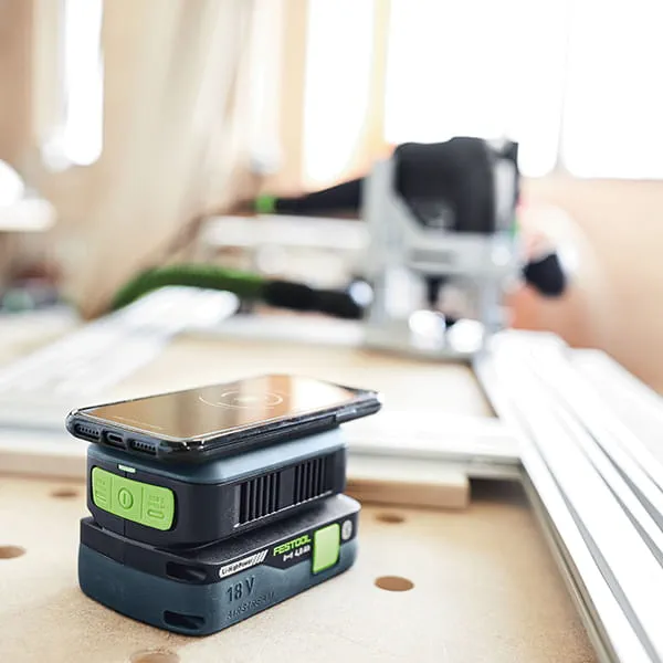 Het nieuwe smartphone-oplaadstation PHC 18 laadt op via inductie