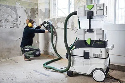 De renovatiefrees RG 130 ECI levert in combinatie met de mobiele stofzuiger CTM 36 AC RENOFIX en de voorafscheider CT-VA uitstekende afzuigresultaten en zorgt zo dat er stofarm gewerkt kan worden.