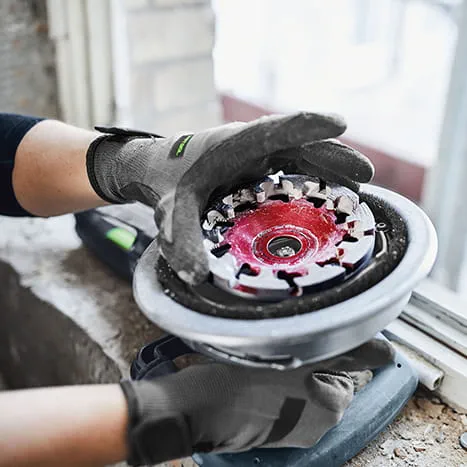 Of het nu gaat om beton, cementdekvloer, verf, lijm of andere lagen: de diamantschijven DIA HARD, ABRASIVE, STONE, THERMO en PAINT krijgen alles voor elkaar. Ze zijn in een handomdraai gewisseld.
