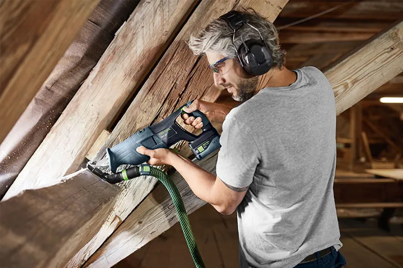 De nieuwe snoerloze accu-reciprozaag RSC 18 van Festool in gebruik