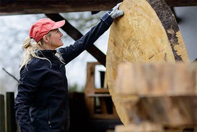 Stukken hout worden op maat gezaagd met de Festool-handcirkelzaag