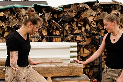 Twee schrijnwerkers beoordelen het hout voor het volgende project
