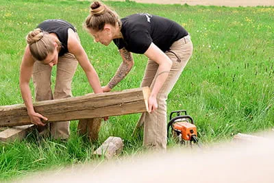 Twee schrijnwerkers beoordelen het hout voor het volgende project