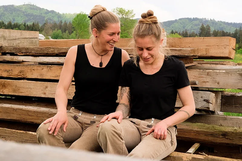 Twee schrijnwerkers beoordelen het hout voor het volgende project