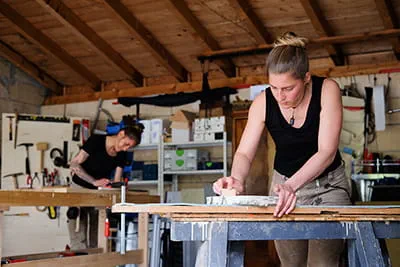 De schrijnwerkers van Allgäuer Holzliebelei werken aan hun volgende project