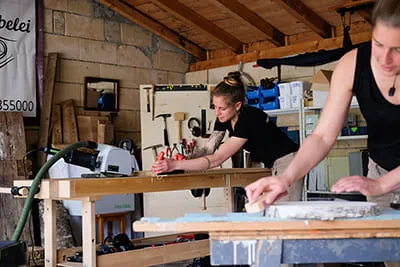 De schrijnwerkers van Allgäuer Holzliebelei werken aan hun volgende project