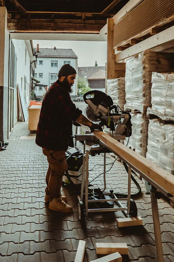 Stukken hout op maat zagen met de Festool afkort-trekzaag KAPEX