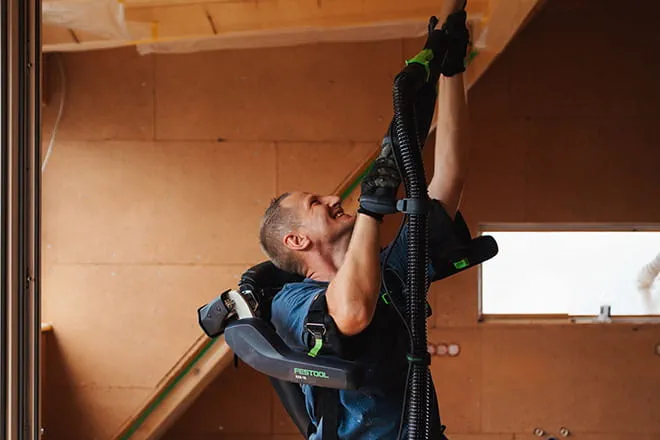 Karl Preisser met exoskelet