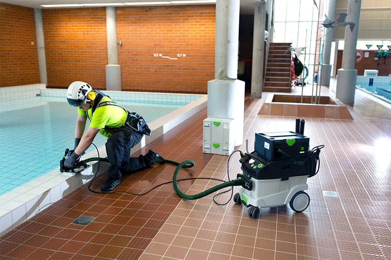 Betegelingswerkzaamheden in het zwembad, Finland