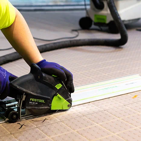 Werkzaamheden aan de bodemtegels van het zwembad met Festool-machines