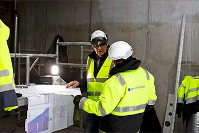 Mestarilaatoitus bij het bespreken van het werk aan het zwembassin