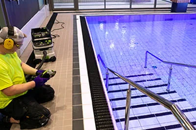 Festool-renovatiefrees TG 130 bij het werk aan het zwembassin