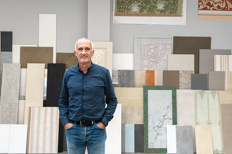 Didier Lebon in zijn schildersbedrijf Didier.