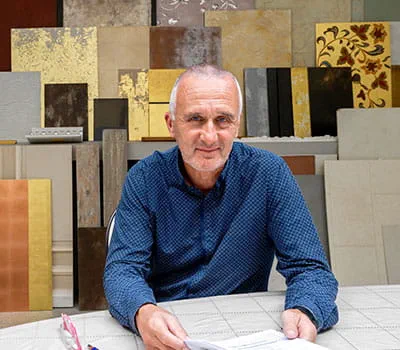 Didier Lebon in zijn schildersbedrijf Didier.