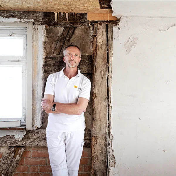 Manfred Schuler, meesterschilder en restaurateur voor de muur van het vakwerkhuis dat gerestaureerd moet worden