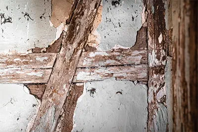 Verweerde en brokkelige mortel in het vakwerkgebouw dat aan renovatie toe is