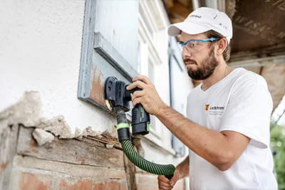 Marco Dworzak bewerkt ramen en kozijnen met de accu-schuurmachine van Festool
