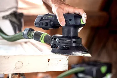 Marco Dworzak bewerkt ramen en kozijnen met de accu-schuurmachine van Festool