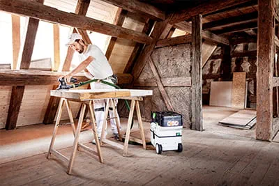 Marco Dworzak bewerkt ramen en kozijnen met de accu-schuurmachine van Festool. Hierbij helpt de nieuwe mobiele accu-stofzuiger CLEANTEC CTLC MINI