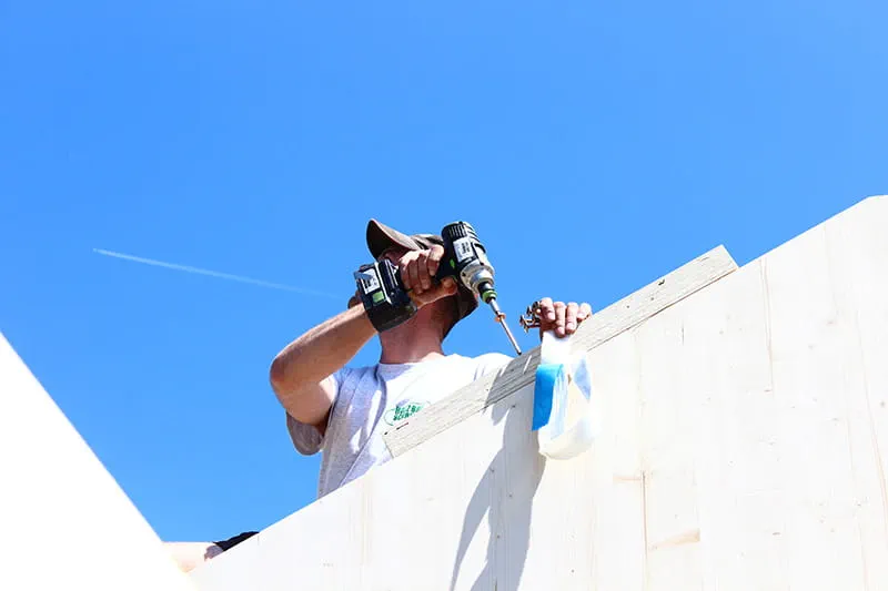 Een timmerman in actie met de accu-schroefboormachine DRC 18/4 van Festool.